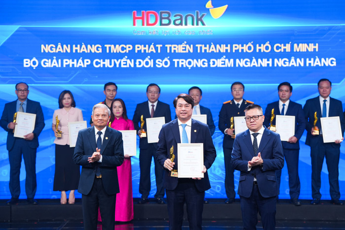 Ông Nguyễn Văn Hảo - Phó Tổng Giám đốc HDBank - đại diện HDBank nhận giải Chuyển đổi số Việt Nam 2025. cdc06235-2.jpg