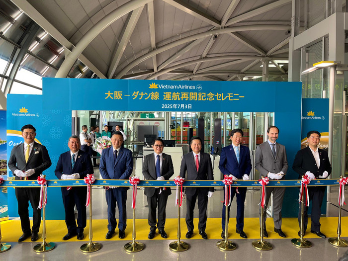 Nghi thức cắt băng khai trương diễn ra trang trọng tại sân bay quốc tế Kansai. 3.jpg