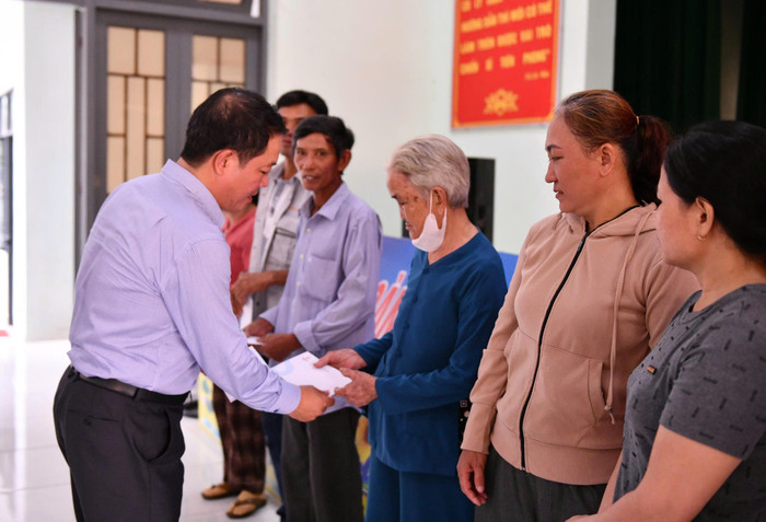 Đại diện Công ty BSR thăm hỏi, tặng quà cho các gia đình có công tại Ủy ban nhân dân xã Trường Giang, tỉnh Quảng Ngãi. Đại diện Công ty BSR thăm hỏi, tặng quà cho các gia đình có công tại Ủy ban nhân dân xã Trường Giang, tỉnh Quảng Ngãi.