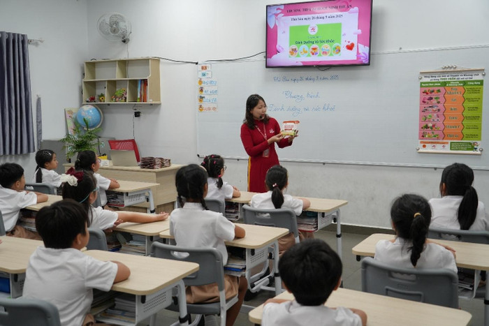 Trước giờ ăn, học sinh tìm hiểu về lợi ích, giá trị dinh dưỡng của loại rau củ sẽ có trong thực đơn.