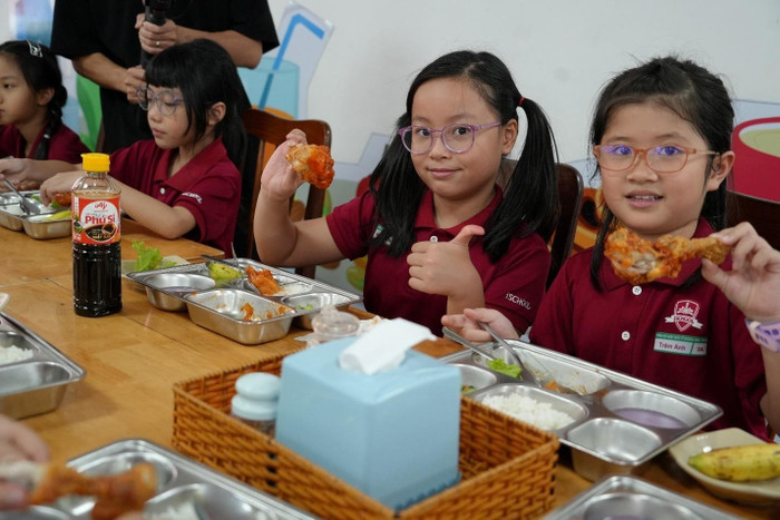 Học sinh vui vẻ thưởng thức bữa trưa tại trường.