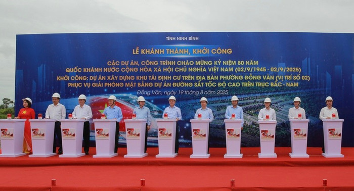 Phó Thủ tướng Trần Hồng Hà và các đại biểu thực hiện nghi thức khởi công Dự án Xây dựng khu tái định cư trên địa bàn phường Đồng Văn, Ninh Bình. Ảnh: VGP/Minh Khôi Phó Thủ tướng Trần Hồng Hà và các đại biểu thực hiện nghi thức khởi công Dự án Xây dựng khu tái định cư trên địa bàn phường Đồng Văn, Ninh Bình. Ảnh: VGP/Minh Khôi