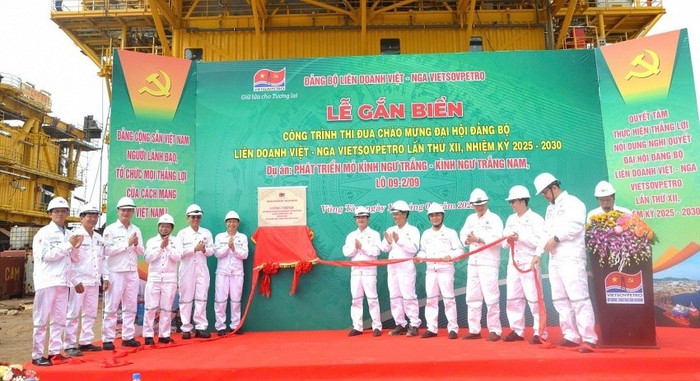Lễ gắn biển thi đua công trình Dự án Phát triển mỏ Kình Ngư Trắng - Kình Ngư Trắng Nam, Lô 09-2/09. anh4.jpg