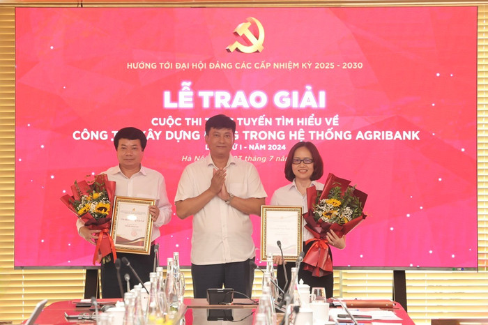 Đồng chí Phạm Toàn Vượng, Phó Bí thư Đảng ủy, Thành viên Hội đồng thành viên, Tổng Giám đốc trao giải và tặng hoa cho các đơn vị đạt giải Nhì. Đồng chí Phạm Toàn Vượng, Phó Bí thư Đảng ủy, Thành viên Hội đồng thành viên, Tổng Giám đốc trao giải và tặng hoa cho các đơn vị đạt giải Nhì.