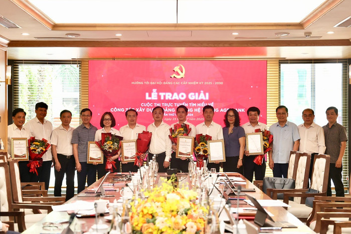 Các đồng chí lãnh đạo Ủy ban Kiểm tra Trung ương, Ban Nội chính Trung ương, Đảng ủy Chính phủ và Đảng ủy Agribank chụp ảnh lưu niệm cùng các đơn vị đạt Giải Nhất, Nhì, Ba cuộc thi trực tuyến tìm hiểu về công tác xây dựng Đảng Agribank lần thứ I - năm 2024. Các đồng chí lãnh đạo Ủy ban Kiểm tra Trung ương, Ban Nội chính Trung ương, Đảng ủy Chính phủ và Đảng ủy Agribank chụp ảnh lưu niệm cùng các đơn vị đạt Giải Nhất, Nhì, Ba cuộc thi trực tuyến tìm hiểu về công tác xây dựng Đảng Agribank lần thứ I - năm 2024.