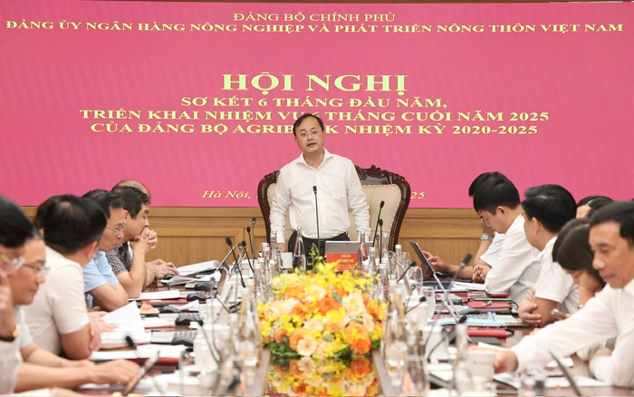 Đồng chí Tô Huy Vũ, Bí thư Đảng ủy, Chủ tịch Hội đồng thành viên Agribank phát biểu tại Hội nghị. Đồng chí Tô Huy Vũ, Bí thư Đảng ủy, Chủ tịch Hội đồng thành viên Agribank phát biểu tại Hội nghị.