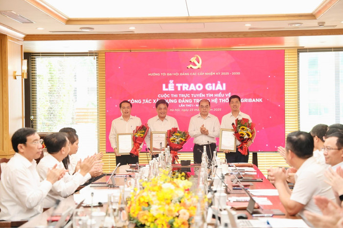 Đồng chí Trần Văn Thịnh, Phó Bí thư Thường trực Đảng ủy trao giải và tặng hoa cho các đơn vị đạt giải Ba. Đồng chí Trần Văn Thịnh, Phó Bí thư Thường trực Đảng ủy trao giải và tặng hoa cho các đơn vị đạt giải Ba.