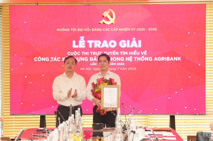 Đồng chí Tô Huy Vũ, Bí thư Đảng ủy, Chủ tịch Hội đồng thành viên trao giải và tặng hoa chúc mừng Agribank Chi nhánh Vĩnh Phúc - đơn vị giành giải Nhất của cuộc thi. Đồng chí Tô Huy Vũ, Bí thư Đảng ủy, Chủ tịch Hội đồng thành viên trao giải và tặng hoa chúc mừng Agribank Chi nhánh Vĩnh Phúc - đơn vị giành giải Nhất của cuộc thi.