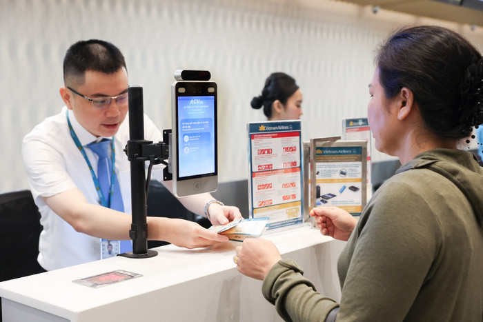 Vietnam Airlines khuyến nghị hành khách chủ động sử dụng các dịch vụ tiện ích mới tại nhà ga T3 như quầy check-in tự động, quầy tự gửi hành lý (self bag drop) và định danh sinh trắc học thông qua ứng dụng VNeID do Bộ Công an phát triển. 3-vietnam-airlines-khuyen-khich-hanh-khach-lam-thu-tuc-truc-tuyen-truoc-chuyen-bay-1.jpg