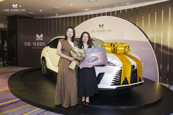 Khách hàng may mắn với giải đặc biệt ô tô Lexus RX 350H Premium đã được trao tặng tại sự kiện. picture4.jpg