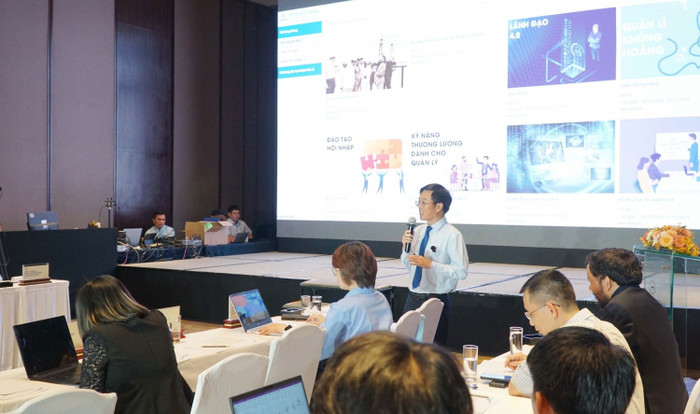 Ông Ngô Xuân Hưng, Phó Hiệu trưởng phụ trách Trường Cao đẳng Dầu khí trình bày tham luận.