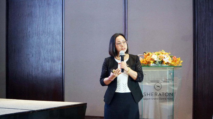 Bà Lê Thị Lam Trà, Phó trưởng Ban Quản trị nguồn nhân lực Petrovietnam trình bày tham luận.