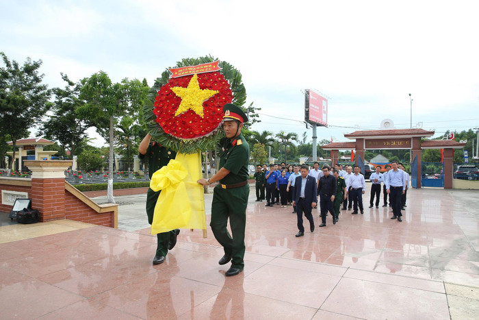 Đoàn lãnh đạo và cán bộ công nhân viên BSR dâng hương tại Nghĩa trang Liệt sĩ Bình Sơn. Đoàn lãnh đạo và cán bộ công nhân viên BSR dâng hương tại Nghĩa trang Liệt sĩ Bình Sơn.