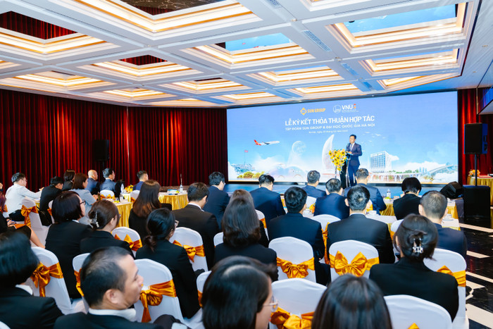 Giáo sư, Tiến sĩ Lê Quân - Bí Thư Đảng ủy - Chủ tịch Hội đồng - Giám đốc Đại học Quốc gia Hà Nội phát biểu tại lễ ký kết. Ảnh: Sun Group. ban-sao-cua-ky-ket-3.jpg