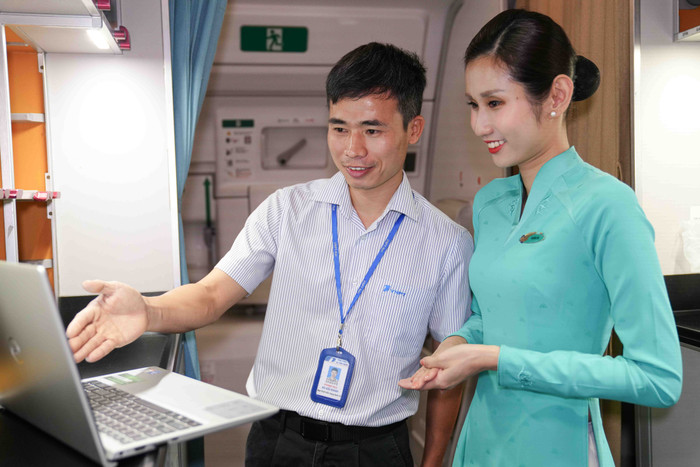 Cán bộ VNPT hướng dẫn tiếp viên trong việc kích hoạt và kết nối Internet. can-bo-vnpt-huong-dan-tiep-vien-trong-viec-kich-hoat-va-ket-noi-internet.jpg