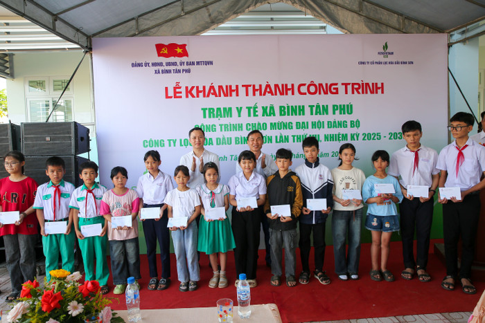Đại diện chính quyền địa phương và BSR trao tặng các phần quà cho các em học sinh có hoàn cảnh khó khăn của xã Bình Tân Phú. Đại diện chính quyền địa phương và BSR trao tặng các phần quà cho các em học sinh có hoàn cảnh khó khăn của xã Bình Tân Phú.