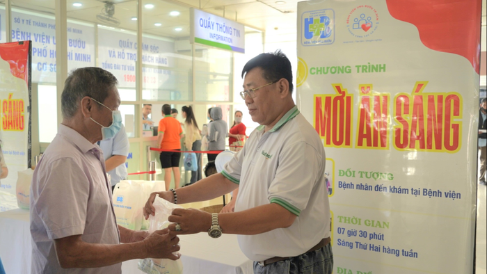 Đại diện Nutifood trao phần ăn sáng cho bà con. Đại diện Nutifood trao phần ăn sáng cho bà con.
