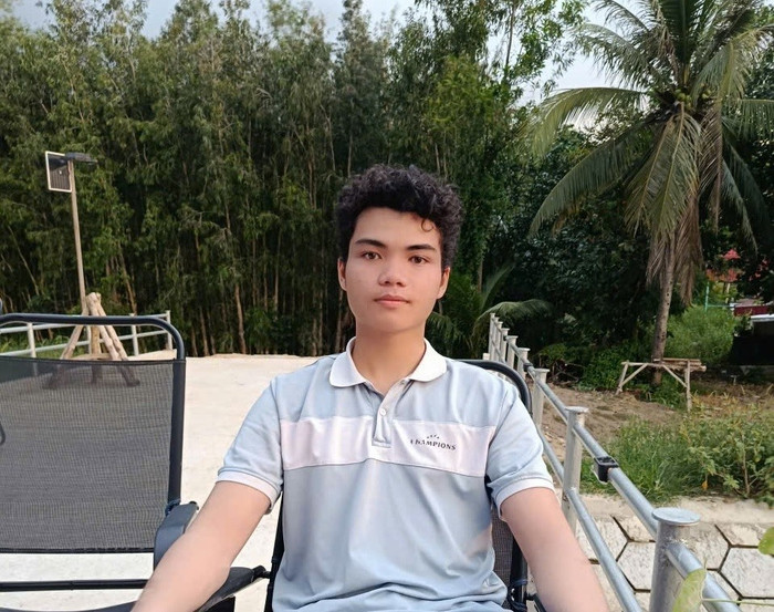 Em Nguyễn Thanh Quy, sinh viên năm 2 Trường Đại học Bách khoa, Đại học Quốc gia Thành phố Hồ Chí Minh vui mừng khi trúng 100 triệu đồng từ Trà Xanh Không Độ. (Hình: NVCC) 1-74.jpg