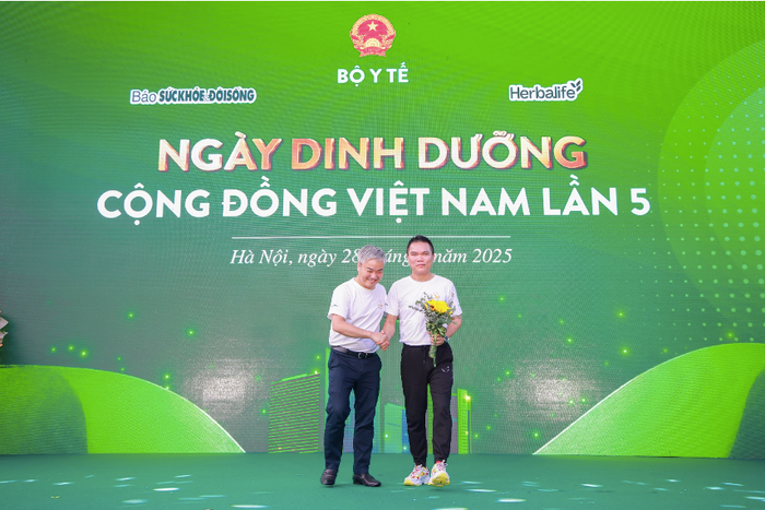 Ông Nguyễn Thành Đạt – Giám đốc Truyền thông Herbalife Việt Nam nhận hoa cảm ơn từ Ban Tổ chức. h4.png