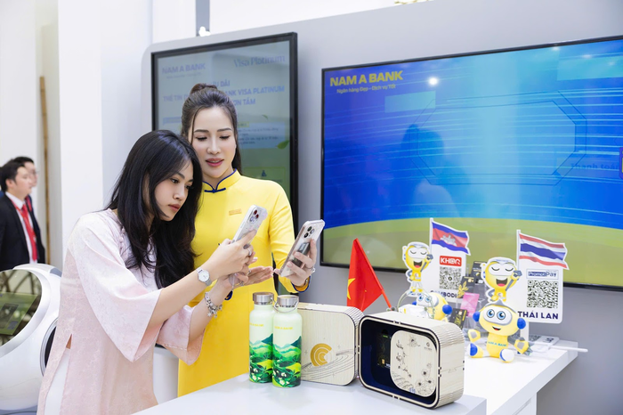 Khách tham quan gian hàng Nam A Bank tại triển lãm. Khách tham quan gian hàng Nam A Bank tại triển lãm.