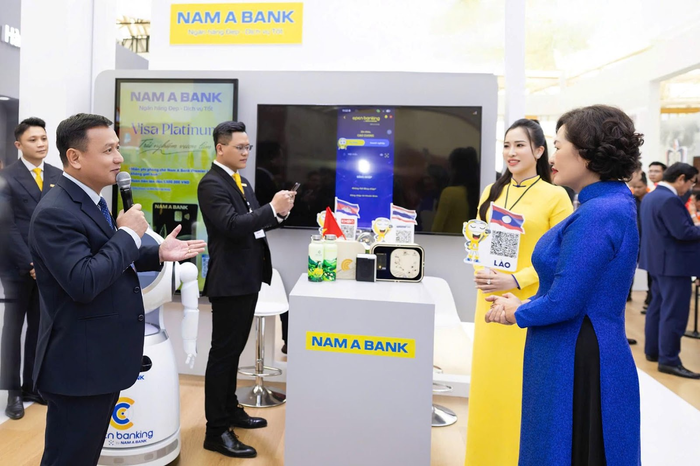 Bà Nguyễn Thị Hồng - Thống đốc Ngân hàng Nhà nước (bìa phải) tham quan khu trải nghiệm Nam A Bank. Bà Nguyễn Thị Hồng - Thống đốc Ngân hàng Nhà nước (bìa phải) tham quan khu trải nghiệm Nam A Bank.