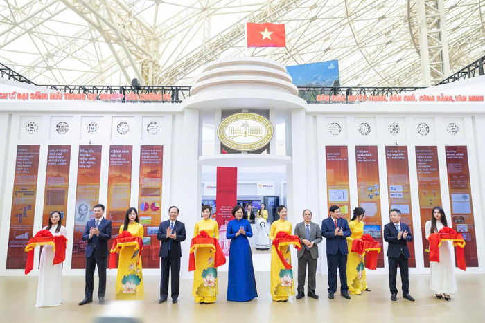Lãnh đạo Ngân hàng Nhà nước cắt băng khai mạc triển lãm ngành Ngân hàng. Lãnh đạo Ngân hàng Nhà nước cắt băng khai mạc triển lãm ngành Ngân hàng.