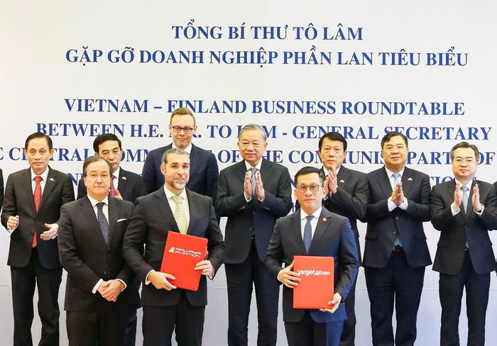 Tổng giám đốc Vietjet Đinh Việt Phương (phải, hàng trước) và Tổng giám đốc Airways Aviation, ông Alexandre Alves (trái, hàng trước) trao thỏa thuận hợp tác đào tạo nguồn nhân lực chất lượng cao cho ngành hàng không quốc tế. photo-2-17.jpg