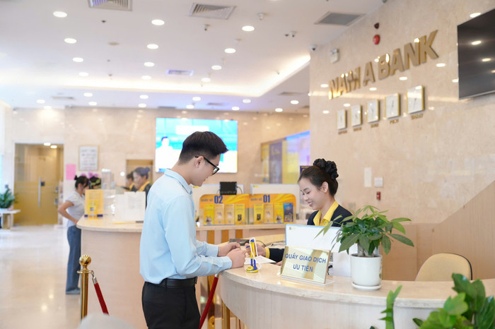 Khách hàng giao dịch tại Nam A Bank. hinh-21-ctkm-33-nam.jpg