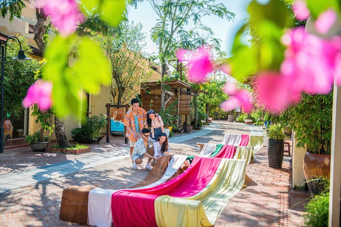 Khám phá “Tinh hoa làng nghề Việt” bằng những trải nghiệm mới lạ, sáng tạo. Ảnh: VinWonders. 4-46.jpg