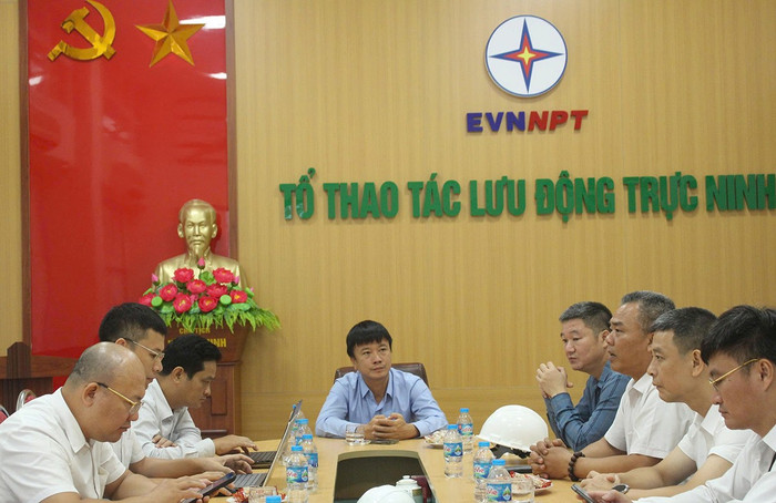 Phó Tổng giám đốc EVNNPT Lưu Việt Tiến kiểm tra, nghe báo cáo nhanh công tác ứng phó bão số 3 tại Đội Truyền tải điện Ninh Bình. Phó Tổng giám đốc EVNNPT Lưu Việt Tiến kiểm tra, nghe báo cáo nhanh công tác ứng phó bão số 3 tại Đội Truyền tải điện Ninh Bình.
