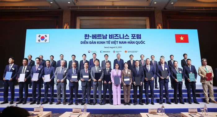 Tổng Bí thư Tô Lâm, Thủ tướng Hàn Quốc Kim Min Seok cùng các lãnh đạo cấp cao hai nước chụp ảnh lưu niệm với các doanh nghiệp tại diễn đàn. lanh-dao-2-nuoc-viet-nam-han-quoc-chup-anh-luu-niem-voi-cac-doanh-nghiep.jpg