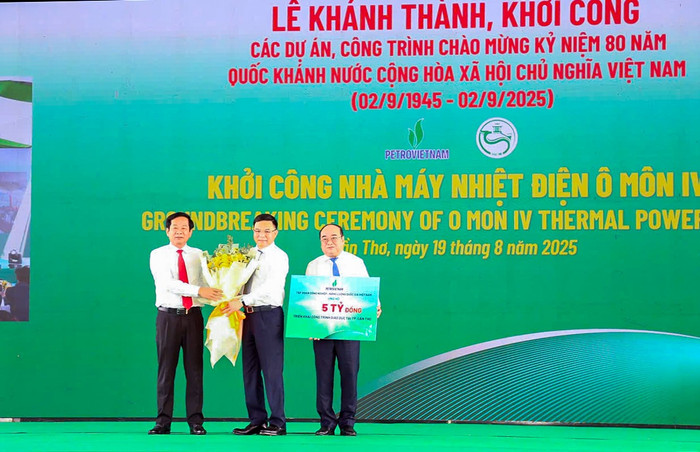 Ông Lê Mạnh Hùng – Bí thư Đảng ủy, Chủ tịch Hội đồng thành viên Petrovietnam, trao biển tượng trưng 5 tỷ đồng an sinh xã hội hỗ trợ Thành phố Cần Thơ với mong muốn tiếp thêm khát vọng, nuôi dưỡng đam mê học tập, để các em học sinh vững bước trên con đường chinh phục tri thức. a7-14.jpg