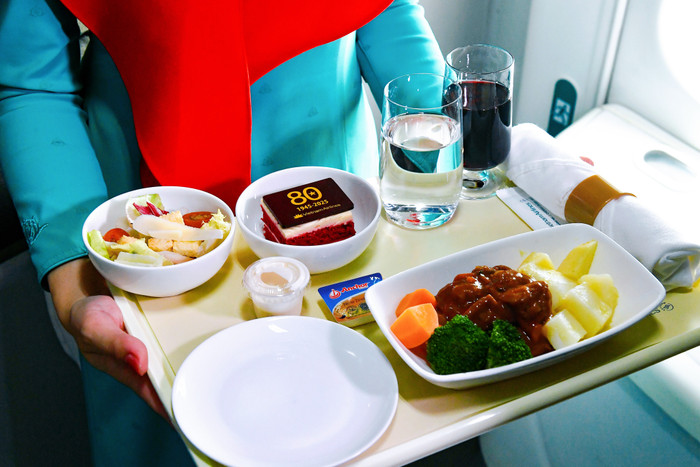 Cận cảnh lát bánh kem in biểu tượng kỷ niệm, món tráng miệng gợi nhắc ngày Tết Độc lập. 3-can-canh-lat-banh-kem-in-bieu-tuong-ky-niem-mon-trang-mieng-goi-nhac-ngay-tet-doc-lap.jpg