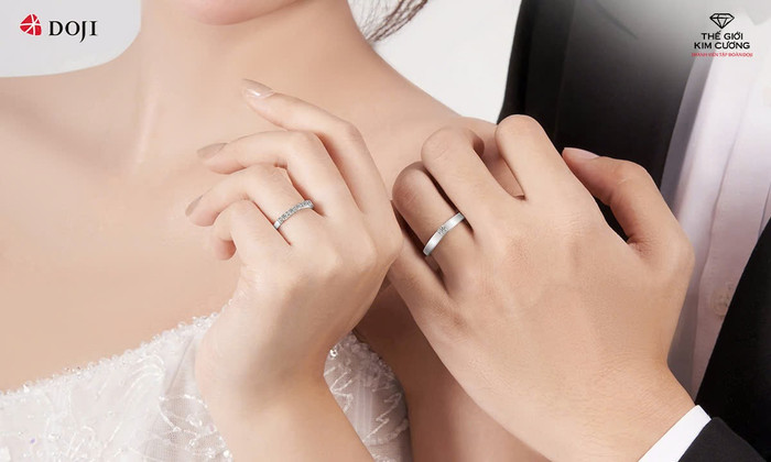 Nhẫn cưới Salsa với dải kim cương tấm xếp lớp tinh xảo, phản chiếu ánh sáng rực rỡ ở mọi góc nhìn. 3-64.jpg