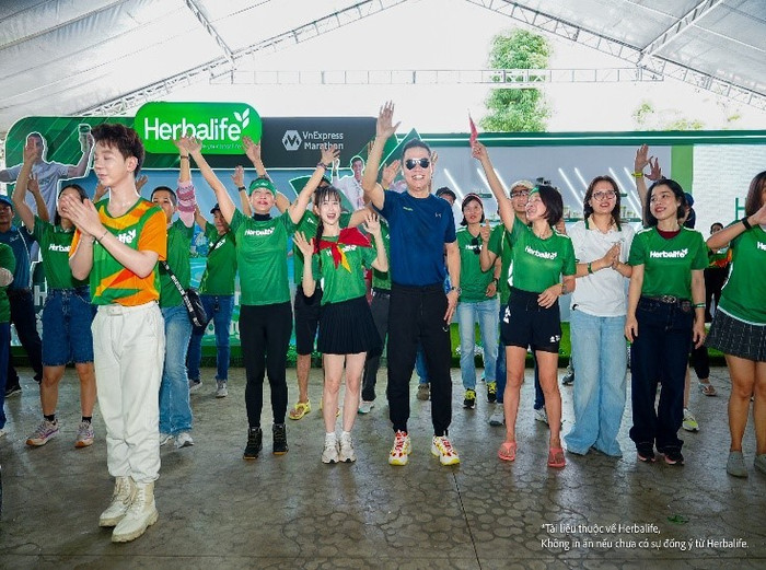 Các thành viên Herbalife Việt Nam tiếp sức tinh thần cho các vận động viên trước ngày thi đấu. a6.jpg