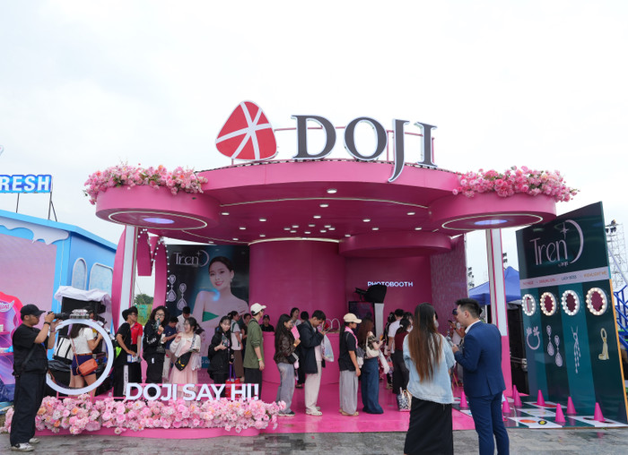 Gian hàng DOJI tại concert Em Xinh “Say Hi” chào đón đông đảo khán giả tới trải nghiệm. anh-1-anh-thumbnail.jpg