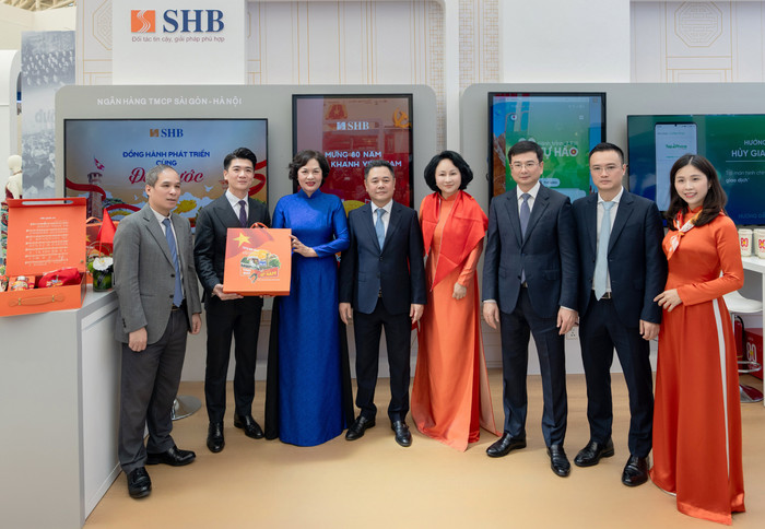 Ông Đỗ Quang Vinh - Phó Chủ tịch Hội đồng quản trị SHB đón tiếp Thống đốc Ngân hàng Nhà nước Nguyễn Thị Hồng cùng Đoàn lãnh đạo Ngân hàng Nhà nước tham quan gian hàng SHB tại triển lãm “80 năm Hành trình Độc lập – Tự do – Hạnh phúc”. anh-1.jpg