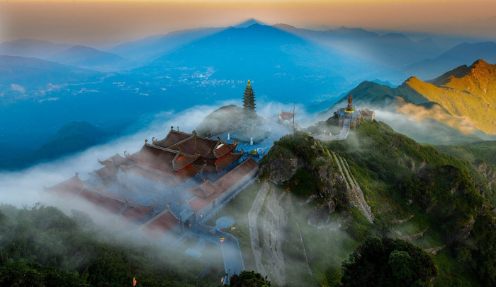 Quần thể tâm linh huyền ảo giữa làn mây trên đỉnh Fansipan.