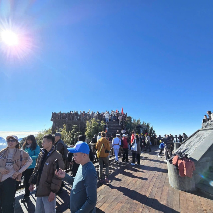 Du khách tấp nập trên “nóc nhà Đông Dương” nhân dịp cáp treo trở lại.