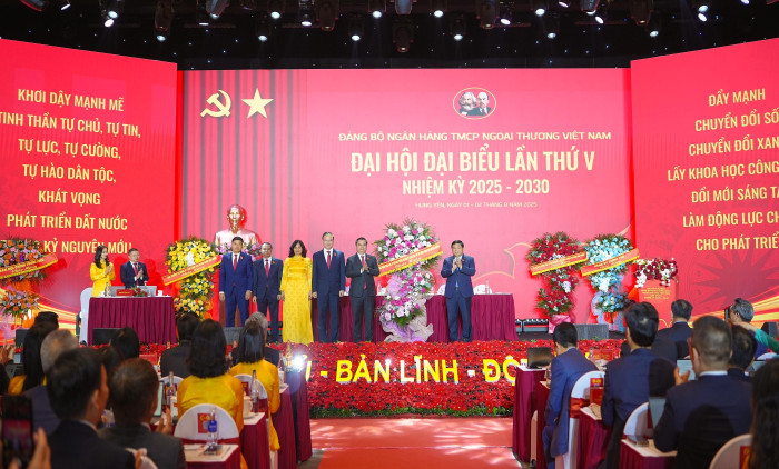 Đồng chí Nguyễn Chí Dũng - Ủy viên Ban Chấp hành Trung ương Đảng, Ủy viên Ban Thường vụ Đảng ủy Chính phủ, Phó Thủ tướng Chính phủ tặng hoa chúc mừng và chụp ảnh lưu niệm cùng Đoàn Chủ tịch Đại hội. 20250802-dhdang-4.jpg