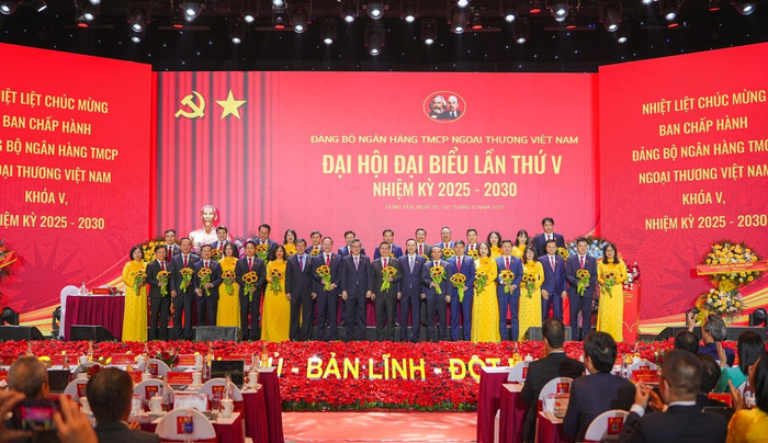 Lãnh đạo Đảng ủy Chính phủ, Ban Tổ chức Trung ương, Ngân hàng Nhà nước Việt Nam tặng hoa chúc mừng 29 đồng chí trúng cử Ban Chấp hành Đảng bộ Vietcombank khóa V, nhiệm kỳ 2025 - 2030. 20250802-dhdang-6.jpg