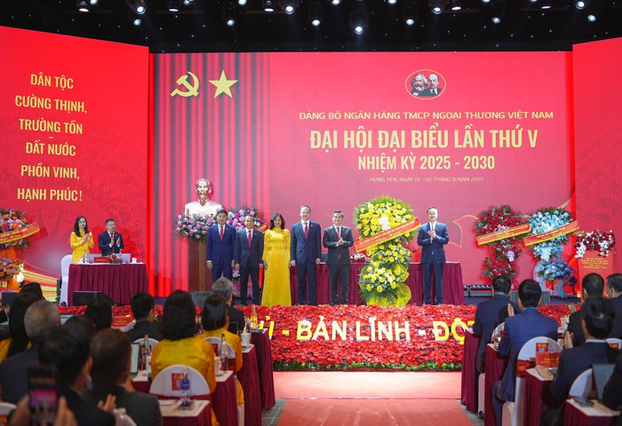 Đồng chí Phạm Quang Dũng - Ủy viên Ban Thường vụ Đảng ủy, Phó Thống đốc Ngân hàng Nhà nước Việt Nam tặng hoa chúc mừng và chụp ảnh lưu niệm cùng Đoàn Chủ tịch Đại hội. 20250802-dhdang-5.jpg