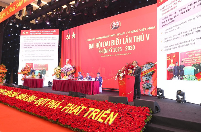 Đồng chí Lê Quang Vinh - Phó Bí thư Đảng ủy, Thành viên Hội đồng quản trị, Tổng Giám đốc Vietcombank trình bày Báo cáo tổng kết thực hiện Nghị quyết Đại hội đại biểu Đảng bộ Vietcombank nhiệm kỳ 2020-2025, phương hướng nhiệm vụ nhiệm kỳ 2025-2030. 20250802-dhdang-2.jpg