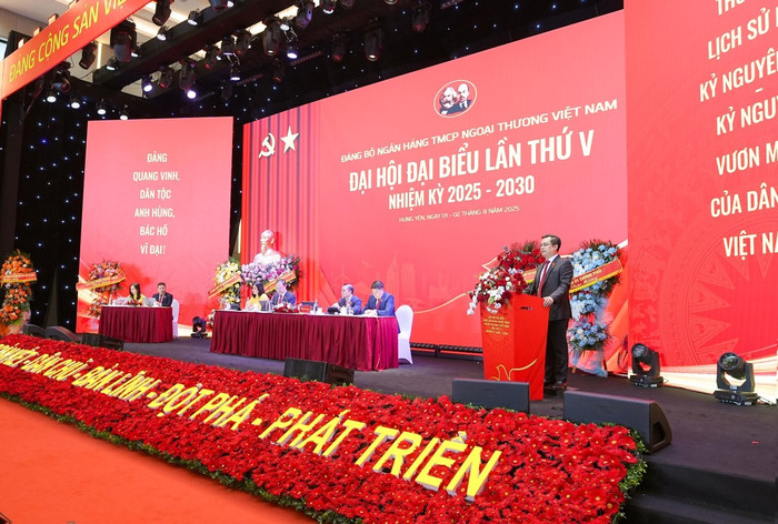 Đồng chí Nguyễn Thanh Tùng - Ủy viên Ban Chấp hành Đảng bộ Chính phủ, Bí thư Đảng ủy, Chủ tịch Hội đồng quản trị Vietcombank phát biểu khai mạc. 20250802-dhdang-1.jpg