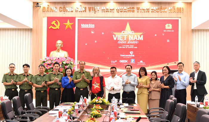 Các đại biểu chụp ảnh lưu niệm tại sự kiện. 20250811-lhq-hopbaocungvietnamtienbuoc-111.jpg