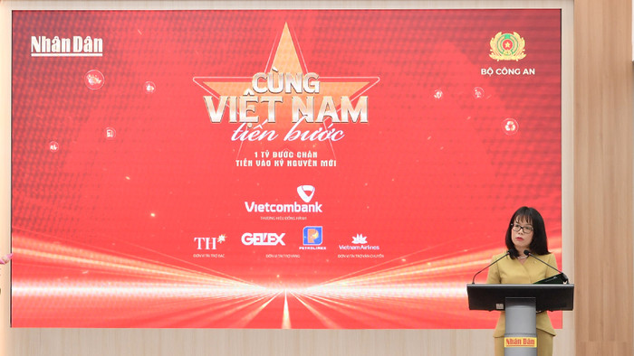 Bà Đoàn Hồng Nhung - Thành viên Ban Điều hành, Giám đốc Khối Bán lẻ Vietcombank phát biểu. 20250811-lhq-hopbaocungvietnamtienbuoc-52.jpg