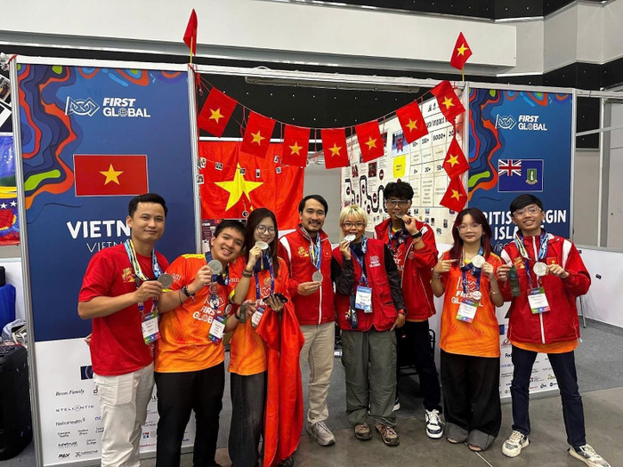 Trương Công Minh Quân (Trường Trung học phổ thông FPT Đà Nẵng - thứ hai từ trái sang) và Nguyễn Trang Bảo Thy (Trường Trung học phổ thông FPT Cần Thơ - thứ ba từ trái sang) cùng đội tuyển thi đấu trực tiếp tại FIRST Global Challenge (Panama) ngày 1/11 vừa qua.