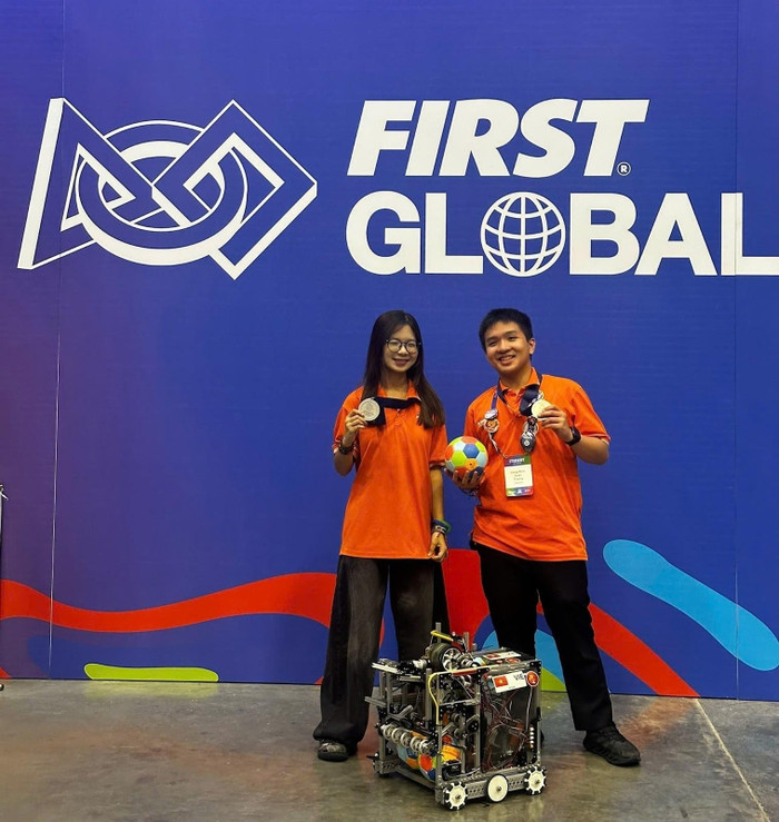 Bảo Thy và Minh Quân trong FIRST Global Team Vietnam cùng robot mang tên “Phát” - linh hồn của đội tuyển.