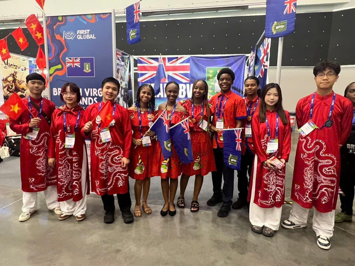 Các thành viên đội tuyển Việt Nam trong trang phục áo dài truyền thống lấy cảm hứng từ Rồng thời Lý, bên cạnh bạn bè quốc tế.