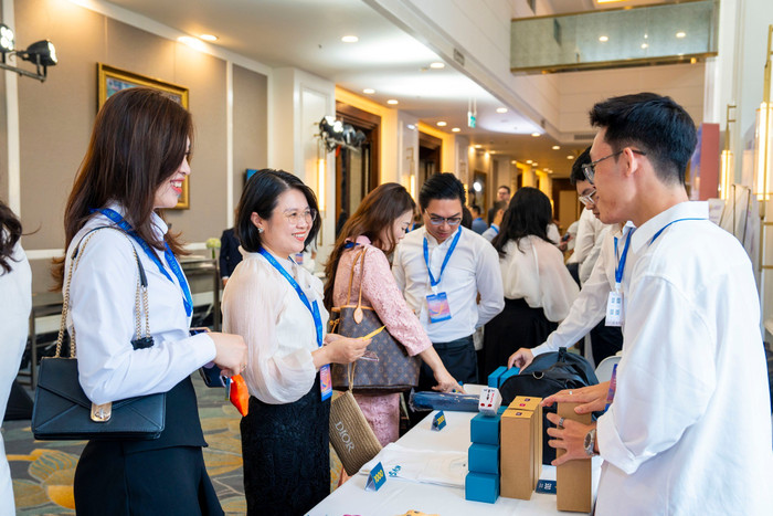 Quầy thông tin của các đối tác đồng hành tại diễn đàn thu hút đông đảo khách tham gia trải nghiệm. vna5.jpg